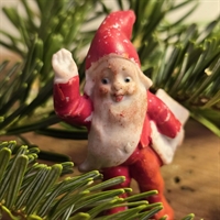 nisse-avis-under-armen-bisquit-antik-julemand-julepynt-